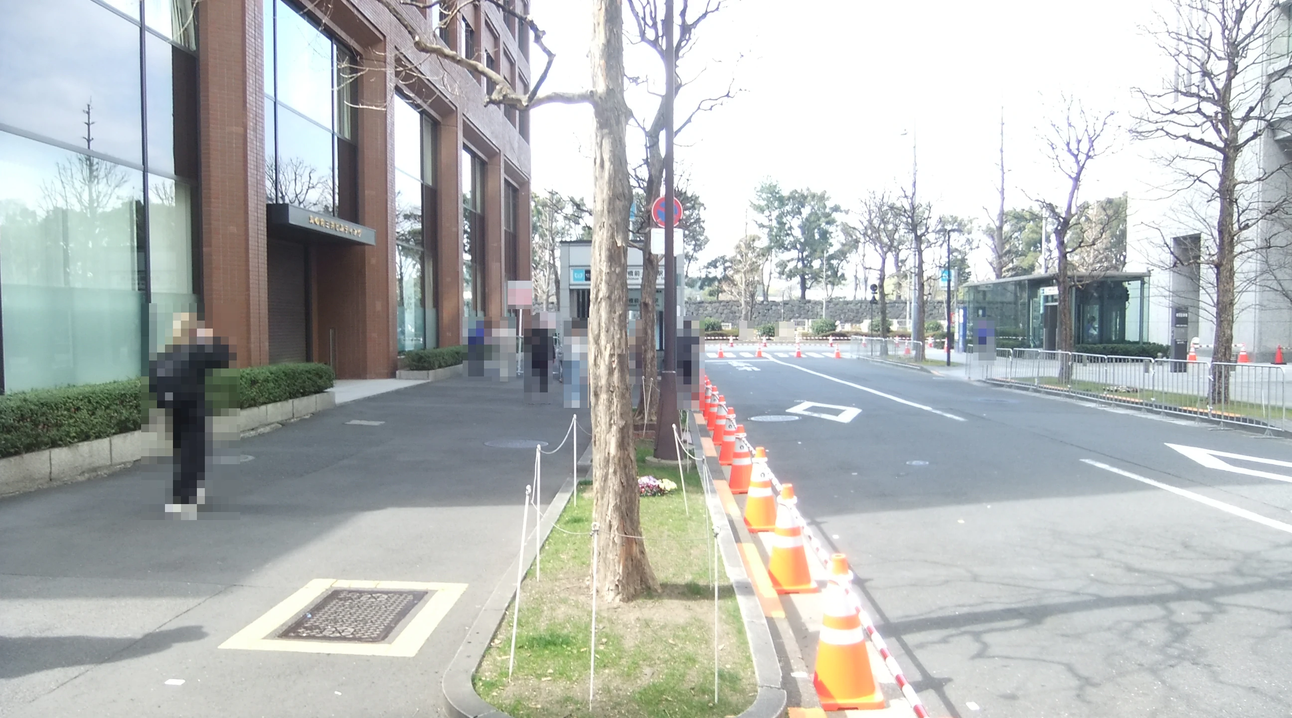 交通規制でコーンが並ぶ道路